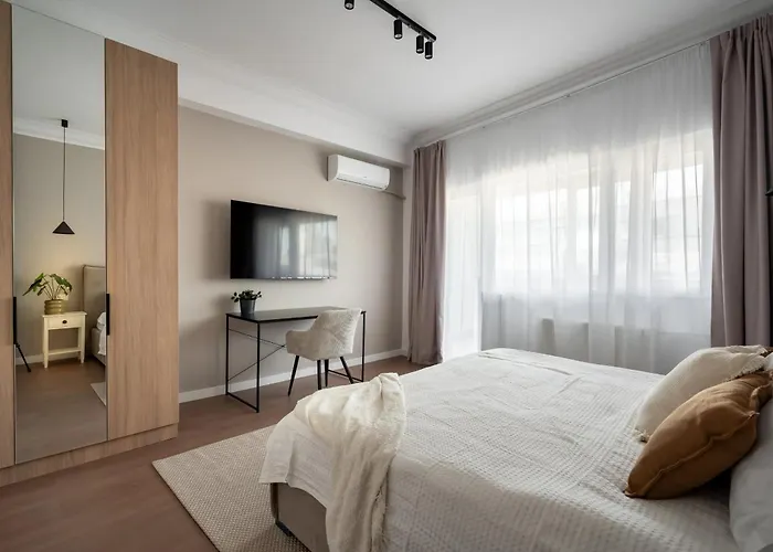 Апартаменти Trendy 2br On Regina Elisabeta - Balcony With Cismigiu Park Views Бухарест