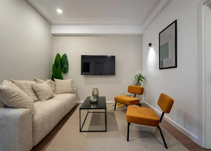 Апартаменти Trendy 2br On Regina Elisabeta - Balcony With Cismigiu Park Views